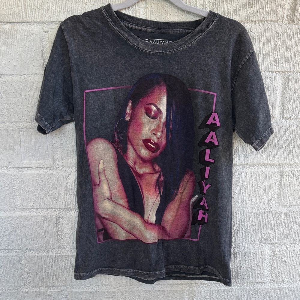 Aaliyah Logo Black Wash Short Sleeve Tee Shirt sz S
